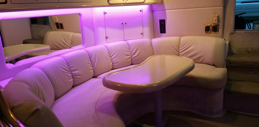 Stiletto I – Salon